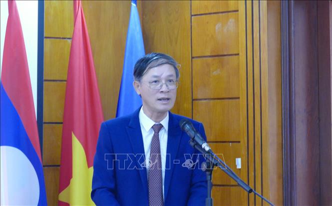 Đại biện lâm thời Đại sứ quán Việt Nam tại Lào Phan Minh Chiến phát biểu tại họp báo. Ảnh: Xuân Tú - PV TTXVN tại Lào