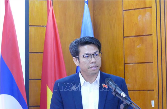 Phó Trưởng ban Tuyên huấn Trung ương Đảng NDCM Lào Sakhone Phommalath phát biểu tại họp báo. Ảnh: Xuân Tú - PV TTXVN tại Lào