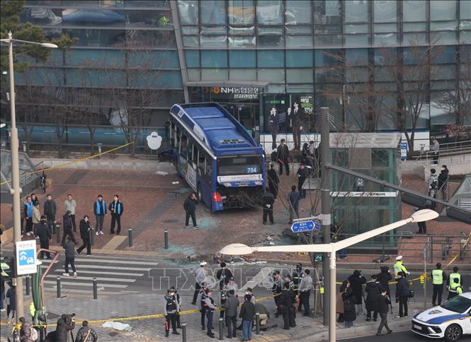 Hiện trường xe buýt mất lái lao vào tòa nhà ở Seoul, Hàn Quốc ngày 16/1/2026. Ảnh: Yonhap/TTXVN
