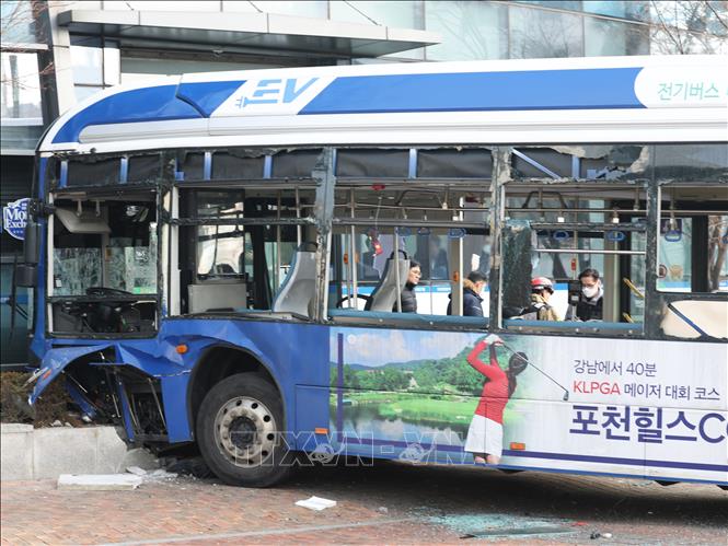 Hiện trường xe buýt mất lái lao vào tòa nhà ở Seoul, Hàn Quốc ngày 16/1/2026. Ảnh: Yonhap/TTXVN