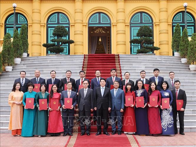 Chủ tịch nước Lương Cường với Lãnh đạo Bộ Ngoại giao và các Đại sứ được bổ nhiệm. Ảnh: Lâm Khánh - TTXVN