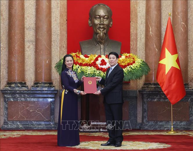Chủ tịch nước Lương Cường trao quyết định bổ nhiệm Đại sứ đặc mệnh toàn quyền Việt Nam nhiệm kỳ 2025 – 2028 đối với đồng chí Đỗ Thùy Dương. Ảnh: Lâm Khánh - TTXVN