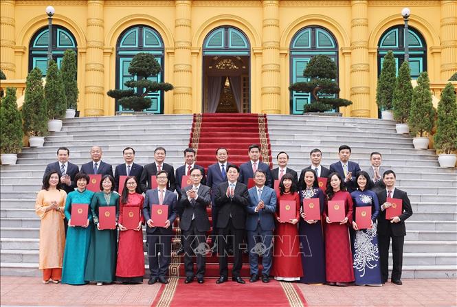 Chủ tịch nước Lương Cường với Lãnh đạo Bộ Ngoại giao và các Đại sứ được bổ nhiệm. Ảnh: Lâm Khánh - TTXVN