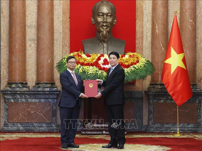 Chủ tịch nước Lương Cường trao quyết định bổ nhiệm Đại sứ đặc mệnh toàn quyền Việt Nam nhiệm kỳ 2025 – 2028 đối với đồng chí Trịnh Đức Hải. Ảnh: Lâm Khánh - TTXVN