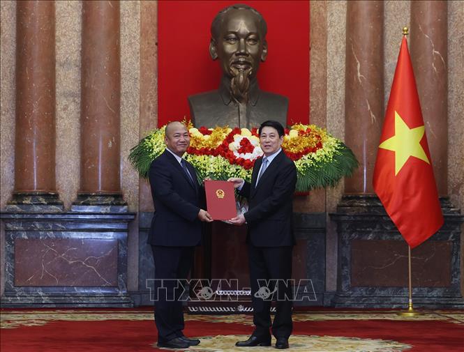 Chủ tịch nước Lương Cường trao quyết định bổ nhiệm Đại sứ đặc mệnh toàn quyền Việt Nam nhiệm kỳ 2025 – 2028 đối với đồng chí Võ Tuấn Ngọc. Ảnh: Lâm Khánh - TTXVN