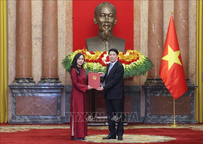 Chủ tịch nước Lương Cường trao quyết định bổ nhiệm Đại sứ đặc mệnh toàn quyền Việt Nam nhiệm kỳ 2025 – 2028 đối với đồng chí Nguyễn Hoàng Diệu Tâm. Ảnh: Lâm Khánh - TTXVN