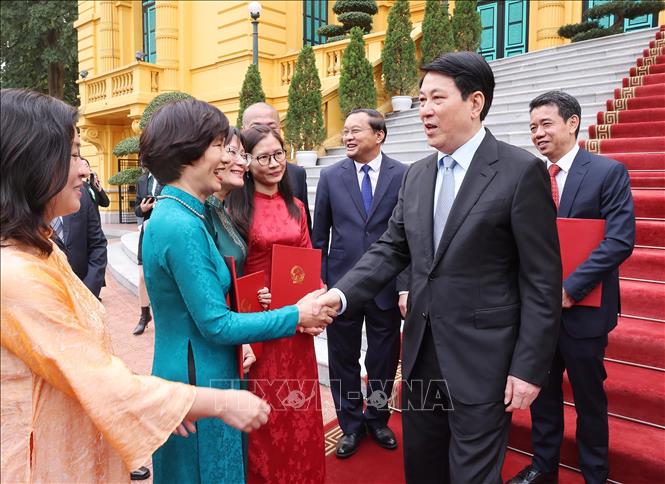 Chủ tịch nước Lương Cường với các Đại sứ được bổ nhiệm. Ảnh: Lâm Khánh - TTXVN