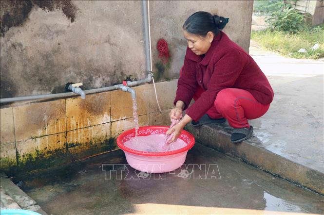 Người dân xã Tân Minh vui mừng khi được sử dụng nước sạch. Ảnh: Hoàng Ngọc – TTXVN