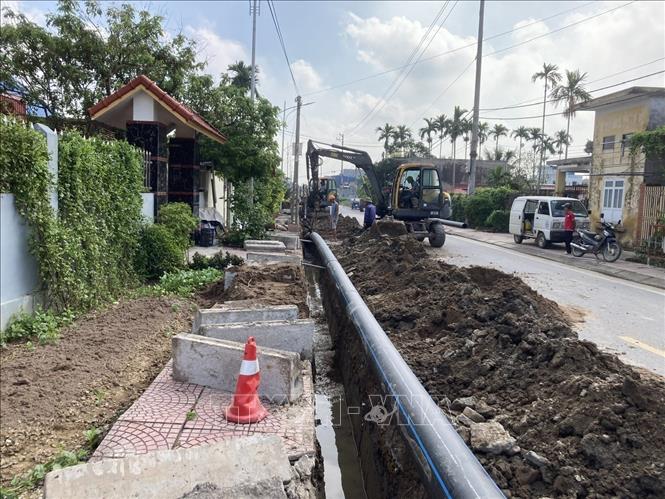 Công ty Cổ phần cấp nước Hải Phòng lắp đặt hệ thống cấp nước. Ảnh: Hoàng Ngọc – TTXVN