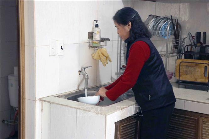 Người dân xã Tân Minh vui mừng khi được sử dụng nước sạch. Ảnh: Hoàng Ngọc – TTXVN