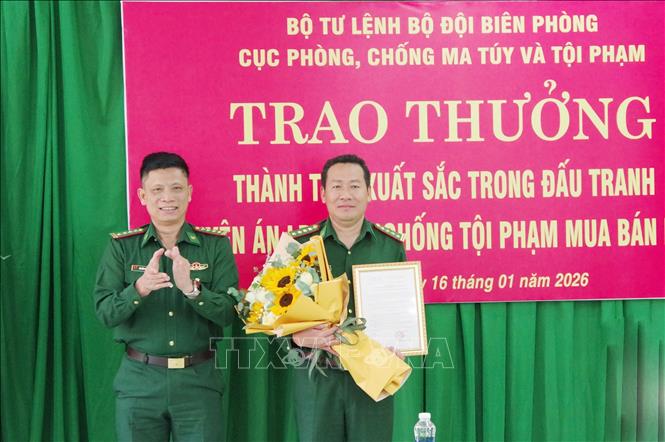 Cục Phòng, chống ma túy và tội phạm Bộ đội Biên phòng trao thưởng cho tập thể có thành tích xuất sắc trong đấu tranh triệt phá “đường dây” mua bán người. Ảnh: TTXVN phát