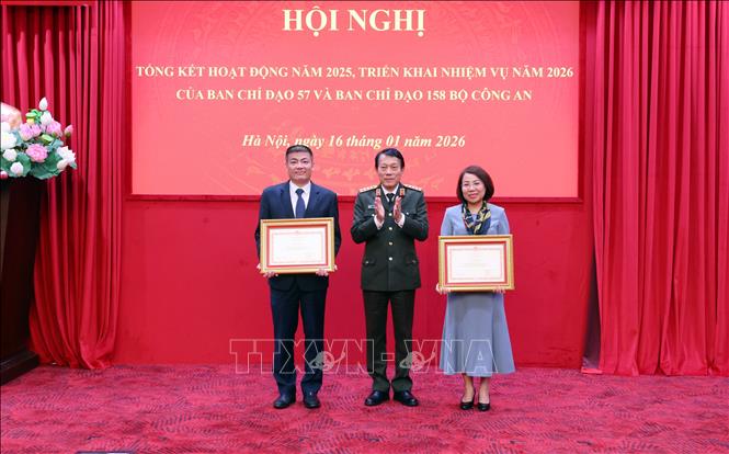 Đại tướng Lương Tam Quang, Bộ trưởng Bộ Công an trao Bằng khen của Bộ trưởng Bộ Công an cho các tập thể có thành tích xuất sắc. Ảnh: Phạm Kiên - TTXVN
