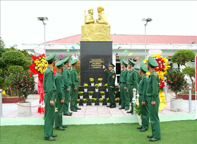 Khánh thành tượng đài “Bác Hồ với chiến sĩ Biên phòng” tại đồn Biên phòng Gành Hào. Ảnh: TTXVN phát