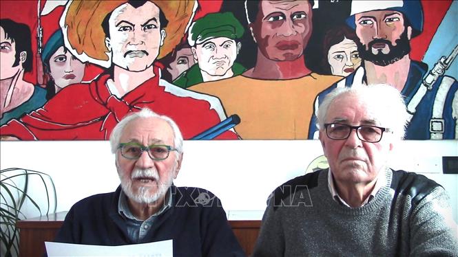 Ông Renato Darsie và ông Franco Nube trả lời phòng viên TTXVN. Ảnh: Thanh Hải- PV TTXVN tại Rome