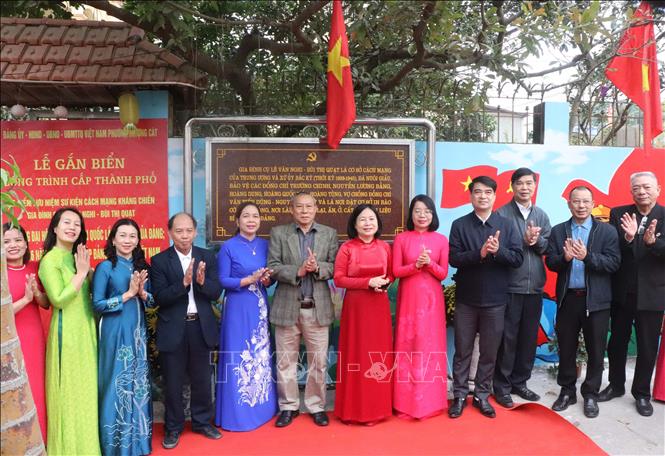 Lãnh đạo phường Thượng Cát (Hà Nội) thực hiện nghi thức gắn biển tại gia đình cụ Lê Văn Nghi và Bùi Thị Quạt. Ảnh: Nguyễn Cúc-TTXVN