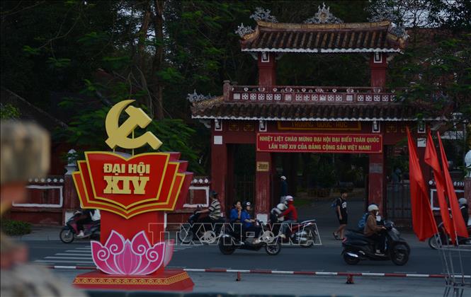 Các biểu ngữ, trang trí chào mừng Đại hội XIV của Đảng tại các khu vực công viên trung tâm thành phố Huế. Ảnh: Văn Dũng-TTXVN