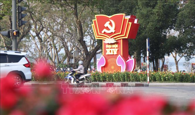 Các biểu ngữ, trang trí chào mừng Đại hội XIV của Đảng tại các khu vực công viên trung tâm thành phố Huế. Ảnh: Văn Dũng-TTXVN