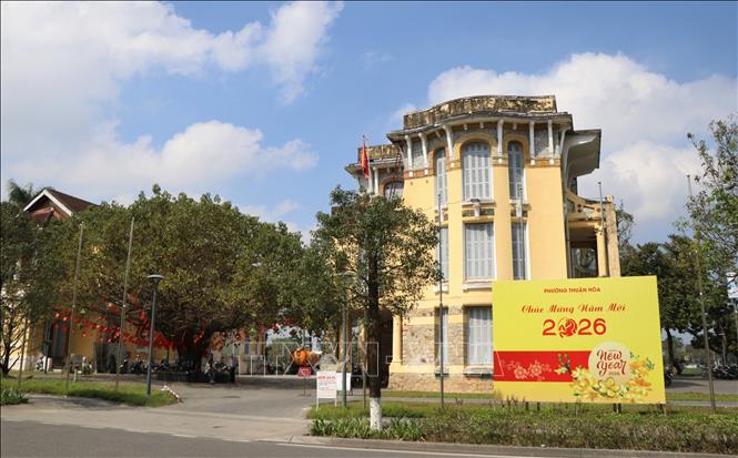 Sắc đỏ rực rỡ của cờ Tổ quốc, cờ Đảng, cùng hàng loạt băng rôn, áp phích, khẩu hiệu tuyên truyền tại các tuyến đường trung tâm thành phố Huế. Ảnh: Văn Dũng-TTXVN