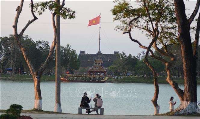 Sắc đỏ rực rỡ của cờ Tổ quốc, cờ Đảng được treo mới ở các cơ sở, đơn vị trên địa bàn thành phố Huế để chào mừng Đại hội XIV của Đảng. Ảnh: Văn Dũng-TTXVN