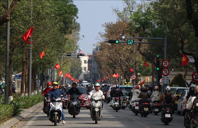 Sắc đỏ rực rỡ của cờ Tổ quốc, cờ Đảng, cùng hàng loạt băng rôn, áp phích, khẩu hiệu tuyên truyền  tại các tuyến đường trung tâm thành phố Huế. Ảnh: Văn Dũng-TTXVN
