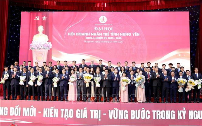 Lãnh đạo Trung ương Đoàn, tỉnh Hưng Yên và đại diện các đơn vị tặng hoa chúc mừng Ban Chấp hành Hội Doanh nhân trẻ tỉnh Hưng Yên khóa I, nhiệm kỳ 2025 – 2030. Ảnh: Thế Duyệt – TTXVN