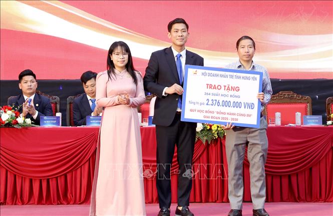 Hội Doanh nhân trẻ tỉnh Hưng Yên trao tặng 264 suất học bổng trị giá hơn 2,37 tỷ đồng cho học sinh có hoàn cảnh khó khăn trên địa bàn. Ảnh: Thế Duyệt – TTXVN