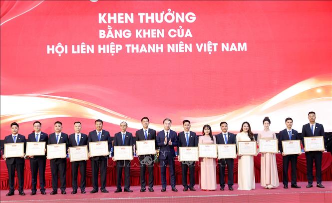 Tặng bằng khen của Trung ương Hội Liên hiệp Thanh niên Việt Nam cho các cá nhân có thành tích xuất sắc. Ảnh: Thế Duyệt – TTXVN