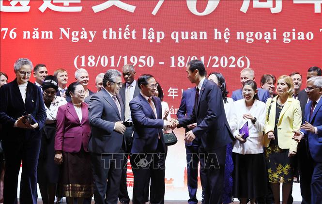 Phó Thủ tướng Bùi Thanh Sơn với các đại biểu dự Tiệc chiêu đãi kỷ niệm 76 năm thiết lập quan hệ ngoại giao Trung Quốc - Việt Nam (18/1/1950 - 18/1/2026). Ảnh: An Đăng - TTXVN
