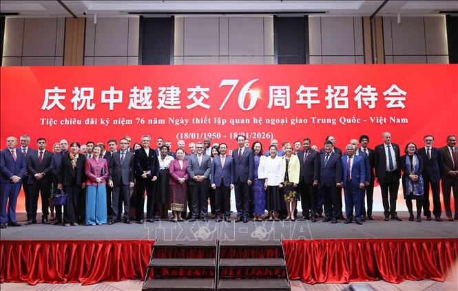 Phó Thủ tướng Bùi Thanh Sơn với các đại biểu dự Tiệc chiêu đãi kỷ niệm 76 năm thiết lập quan hệ ngoại giao Trung Quốc - Việt Nam (18/1/1950 - 18/1/2026). Ảnh: An Đăng - TTXVN