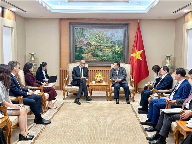 Phó Thủ tướng Nguyễn Chí Dũng tiếp ông Amandeep Singh Gill, Phó Tổng Thư ký Liên hợp quốc, Đặc phái viên của Tổng Thư ký LHQ về công nghệ. Ảnh: TTXVN phát