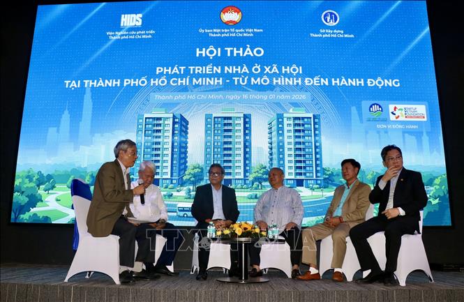 Các đại biểu giao lưu tại hội thảo. Ảnh: Thanh Vũ-TTXVN 