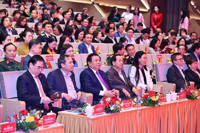 Đồng chí Nguyễn Xuân Thắng, Ủy viên Bộ Chính trị, Giám đốc Học viện Chính trị quốc gia Hồ Chí Minh, Chủ tịch Hội đồng Lý luận Trung ương và đồng chí Trịnh Văn Quyết, Bí thư Trung ương Đảng, Trưởng Ban Tuyên giáo và Dân vận Trung ương cùng lãnh đạo Bộ, Ban, ngành dự chương trình. Ảnh: Minh Đức – TTXVN