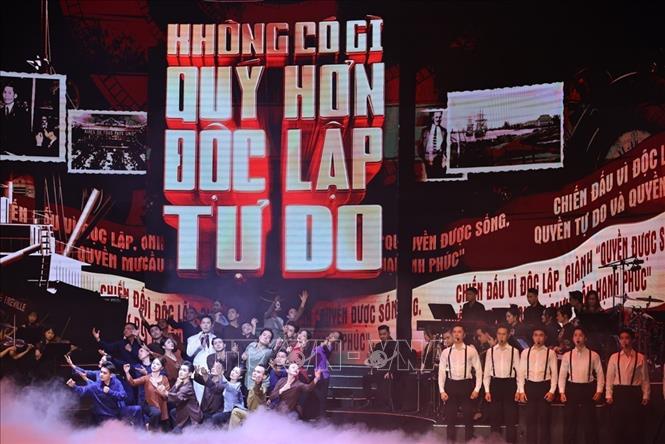 Tiết mục biểu diễn tại Chương trình hòa nhạc chính luận nghệ thuật đặc biệt “Mãi mãi niềm tin theo Đảng”. Ảnh: Minh Đức – TTXVN

