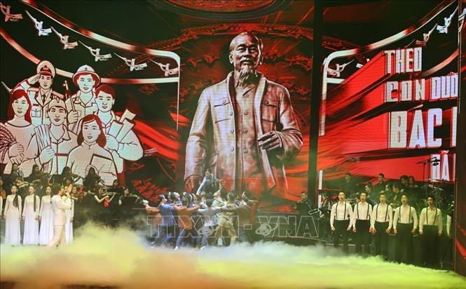 Tiết mục biểu diễn tại Chương trình hòa nhạc chính luận nghệ thuật đặc biệt “Mãi mãi niềm tin theo Đảng”. Ảnh: Minh Đức – TTXVN

