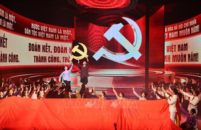 Tiết mục biểu diễn tại Chương trình hòa nhạc chính luận nghệ thuật đặc biệt “Mãi mãi niềm tin theo Đảng”. Ảnh: Minh Đức – TTXVN

