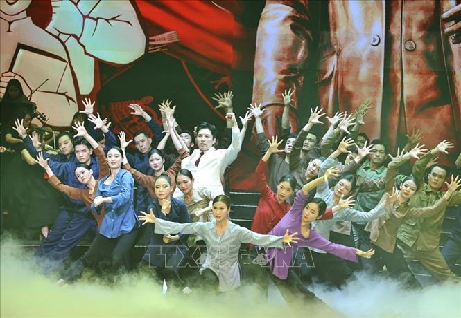 Các tiết mục biểu diễn tại Chương trình hòa nhạc chính luận nghệ thuật đặc biệt “Mãi mãi niềm tin theo Đảng”. Ảnh: Minh Đức – TTXVN

