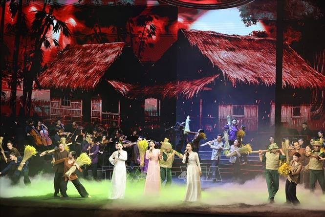 Tiết mục biểu diễn tại Chương trình hòa nhạc chính luận nghệ thuật đặc biệt “Mãi mãi niềm tin theo Đảng”. Ảnh: Minh Đức – TTXVN

