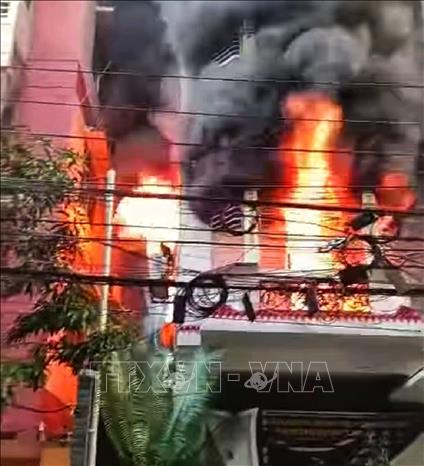 Hiện trường vụ cháy tòa nhà dân cư ở thủ đô Dhaka, Bangladesh ngày 16/1/2026. Ảnh: THX/TTXVN