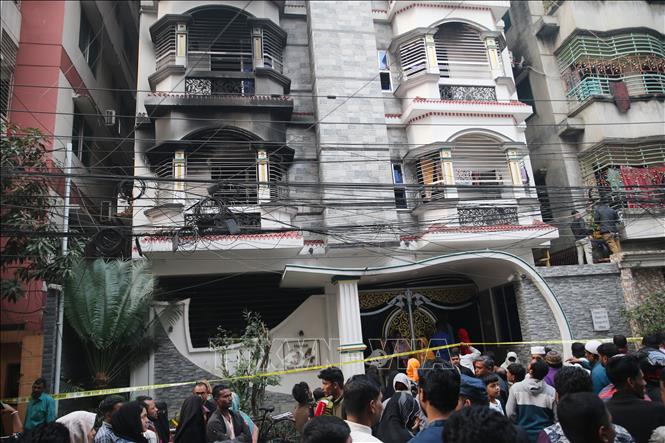 Hiện trường vụ cháy tòa nhà dân cư ở thủ đô Dhaka, Bangladesh ngày 16/1/2026. Ảnh: THX/TTXVN