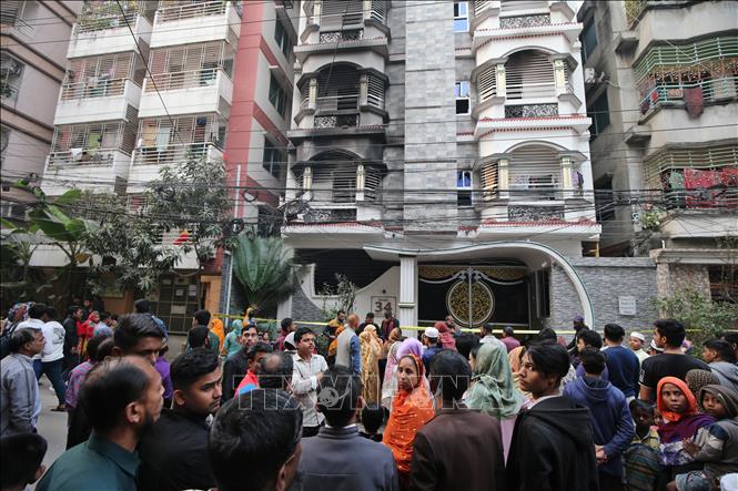 Hiện trường vụ cháy tòa nhà dân cư ở thủ đô Dhaka, Bangladesh ngày 16/1/2026. Ảnh: THX/TTXVN