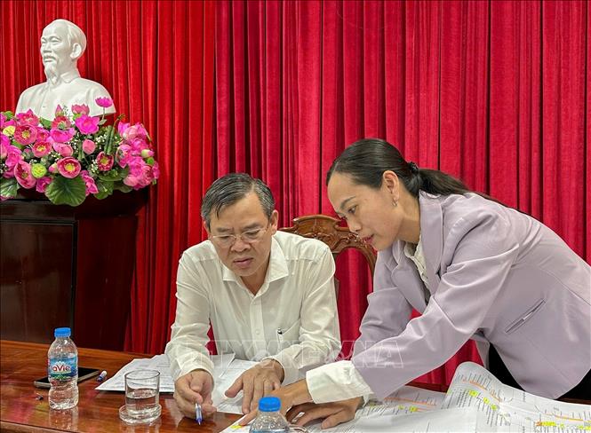 Chủ tịch UBND thành phố Cần Thơ Trương Cảnh Tuyên xem bản đồ giải phóng mặt bằng dự án nâng cấp, mở rộng Quốc lộ 91. Ảnh: Thanh Liêm - TTXVN
