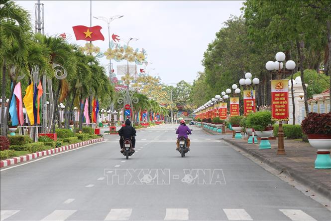Các tuyến đường tại phường Bạc Liêu (tỉnh Cà Mau) rực rỡ với các băng rôn chào mừng Đại hội XIV của Đảng. Ảnh: Chanh Đa-TTXVN

