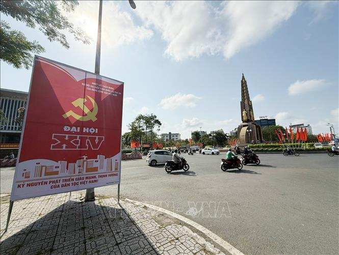 Pano, băng rôn đỏ rực tại khu vực giao lộ Hùng Vương - Lý Thường Kiệt, phường Tân Thành (tỉnh Cà Mau). Ảnh: Chanh Đa-TTXVN