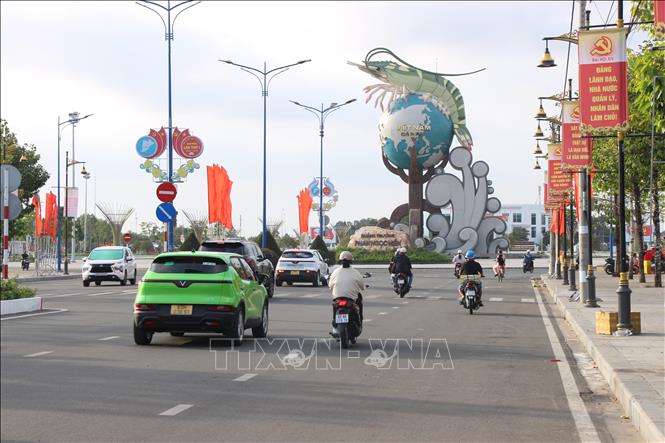 Các tuyến đường nội ô của tỉnh Cà Mau nổi bật với băng rôn chào mừng Đại hội XIV của Đảng. Ảnh: Chanh Đa-TTXVN
