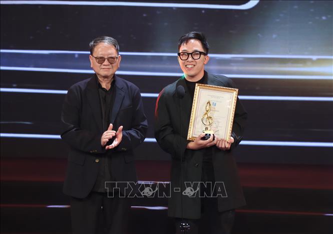 Ban tổ chức trao giải Sol Vàng cho tác phẩm “Tự hỏi”. Ảnh: Thu Hương - TTXVN