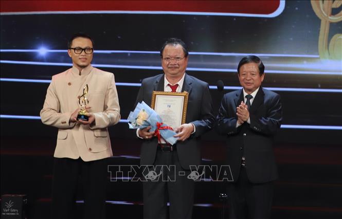 Ban tổ chức trao giải Sol Vàng cho chương trình “Tổ quốc trong tim” do Báo Nhân Dân thực hiện. Ảnh: Thu Hương - TTXVN