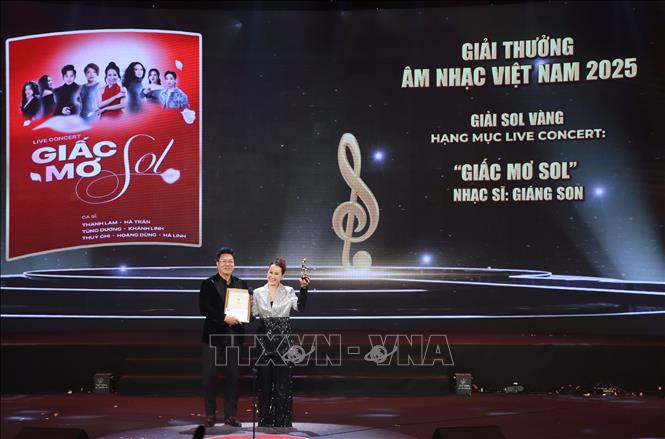 Ban tổ chức trao giải Sol Vàng cho tác phẩm “Giấc mơ Sol” của tác giả Giáng Son. Ảnh: Thu Hương - TTXVN