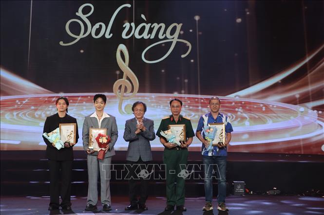 Ban tổ chức trao giải Sol Bạc cho các nhạc sĩ, nghệ sĩ có tác phẩm nổi bật. Ảnh: Thu Hương - TTXVN