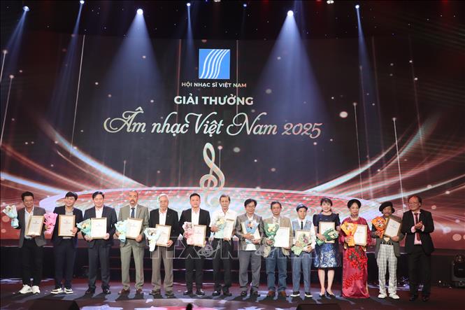 Ban tổ chức trao giải thưởng Âm nhạc Việt Nam năm 2025 cho các nhạc sĩ, nghệ sĩ có tác phẩm nổi bật. Ảnh: Thu Hương - TTXVN