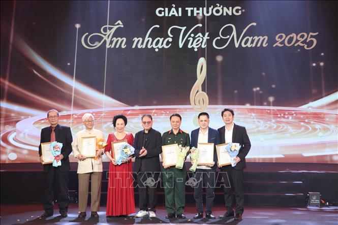 Ban tổ chức trao giải A cho các nhạc sĩ, nghệ sĩ có tác phẩm nổi bật. Ảnh: Thu Hương - TTXVN